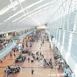 グランドスタッフ職で使用する外国語について質問がございます。
中国の航空会社のみを担当の場合、業務で英語は使用しないのでしょうか。

現在、英語を使った仕事がしたいという理由から、グランドスタッフ職も受験しています。
現在内定を頂いている企業での配属予定先が、中国の航空会社担当（内定先が業務受託をしているため）と言われました。その際、中国の航空会社なので中国人のお客様ばかりで、英語を使うことはほとんどない、外国語を使うことがあっても中国語をほんのわずか使う程度だと言われました。

入社後に大きなギャップがあるのは良くないと思い、質問させて頂きました。
宜しくお願い致します。

また入社後、語学学校に通うために週１で決まった曜日・時間にシフトを入れないことは可能でしょうか。
会社によって異なると思いますが、シフト制だと希望する時に休みを取りにくいのと、周囲に迷惑がかかるため、もし語学学校などに通っている現役のＧＳがいらっしゃれば、両立させる方法を教えて欲しいです。
（ペンネーム：ろりりんさん）