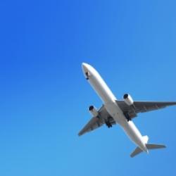 客室乗務員の既卒受験にチャレンジしておりますが、現職のお休みを立て続けに取ることが難しく、選考途中の面接辞退をしようと考えています。

ずっと目指してきた会社の客室乗務員の選考なので、もちろん選考に進みたいのですが、今の職場も本当に大切にしています。そのため、これ以上の休みを取り、迷惑をかけることが心苦しくなりこのような考えに至りました。

一度辞退してしまうと、これから先、近い将来に挑戦したいと思っても、なかなか通過しにくくなってしまうのでしょうか？

またグループ会社で働いているため、双方に情報がいっているのではないかと毎日ドキドキしています。
やはり、面接を受けているというのは筒抜けなのでしょうか？
（ペンネーム・ゆいなさん）
