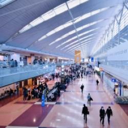 私は今年高校2年になります。
高校卒業後は一応四年制大学に行って 成田空港や羽田空港の都市部の空港グランドスタッフになりたいのですが、なり方(？)などがよくわかりません…

ネットで調べると大手企業はグランドスタッフの求人を辞めた とか書いてあるのですが サイトによっていろいろあって混乱してしまったので、現場の方にお聞きしたいです……！

また、英語を使いたい、修学旅行で海外から帰ってきた時に初めて話した日本の方がグランドスタッフさんで とても安心したし輝いていて見えた という理由でグランドスタッフを目指すのは良くないでしょうか？
（ペンネーム・あおさん）